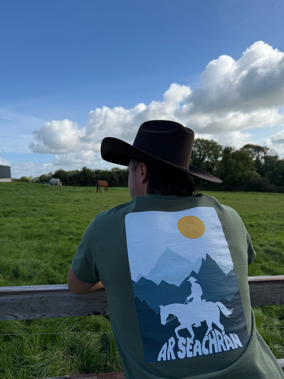 Adult Tee - Yí-Há/Ar Seachrán